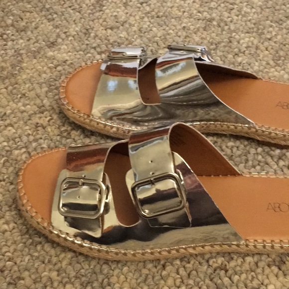 New Abound size 9 metallic silver sandals. - Picture 2 of 8